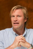 Aaron Eckhart Longsleeve T-shirt #2279586