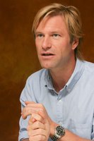 Aaron Eckhart Longsleeve T-shirt #2279591
