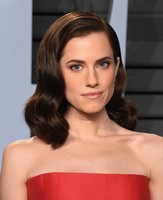 Allison Williams Longsleeve T-shirt #3246524
