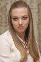Amanda Seyfried Longsleeve T-shirt #2341104