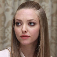 Amanda Seyfried Longsleeve T-shirt #2341106
