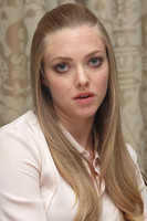 Amanda Seyfried Longsleeve T-shirt #2341107