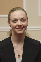 Amanda Seyfried Longsleeve T-shirt #2354595