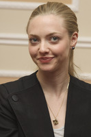 Amanda Seyfried Longsleeve T-shirt #2354596