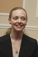 Amanda Seyfried Longsleeve T-shirt #2354599