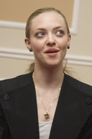 Amanda Seyfried Longsleeve T-shirt #2354601