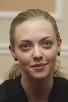 Amanda Seyfried Longsleeve T-shirt #2354603