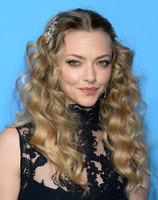 Amanda Seyfried Sweatshirt #3180136