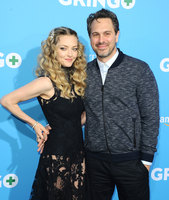Amanda Seyfried Longsleeve T-shirt #3180352