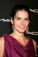 Angie Harmon t-shirt #1480326
