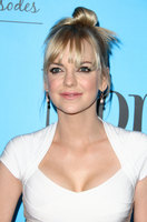 Anna Faris Sweatshirt #2991086