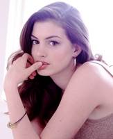 Anne Hathaway Longsleeve T-shirt #2006519