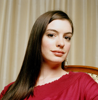 Anne Hathaway Longsleeve T-shirt #2066031