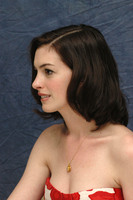 Anne Hathaway Longsleeve T-shirt #2290074
