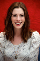 Anne Hathaway Longsleeve T-shirt #2317702