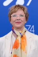Annette Bening mug #G1533049
