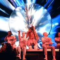 Ariana Grande Sweatshirt #3842560