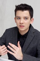 Asa Butterfield Longsleeve T-shirt #2367422