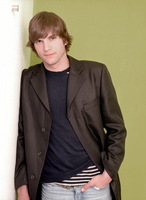 Ashton Kutcher Longsleeve T-shirt #2116557