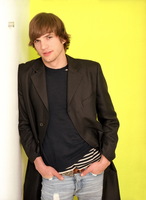 Ashton Kutcher Longsleeve T-shirt #2116558