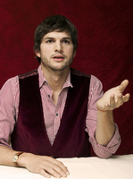 Ashton Kutcher Longsleeve T-shirt #2290084