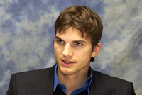 Ashton Kutcher Longsleeve T-shirt #2317948