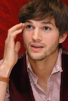 Ashton Kutcher Longsleeve T-shirt #2317960