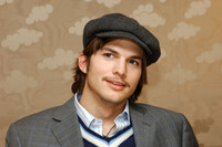 Ashton Kutcher Longsleeve T-shirt #2317975