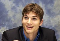 Ashton Kutcher Longsleeve T-shirt #2317978