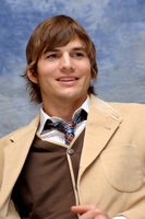 Ashton Kutcher Longsleeve T-shirt #2318002