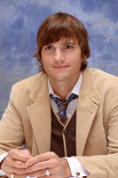 Ashton Kutcher Longsleeve T-shirt #2318024
