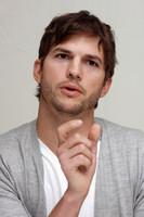 Ashton Kutcher Longsleeve T-shirt #2342072