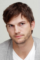 Ashton Kutcher Longsleeve T-shirt #2342073