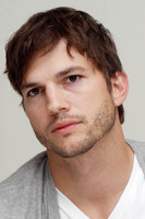 Ashton Kutcher Longsleeve T-shirt #2342076