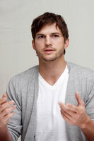 Ashton Kutcher Longsleeve T-shirt #2342085
