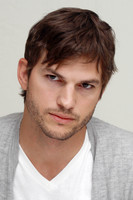 Ashton Kutcher Longsleeve T-shirt #2342086