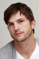 Ashton Kutcher Longsleeve T-shirt #2342092