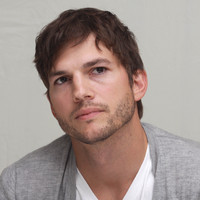 Ashton Kutcher Longsleeve T-shirt #2342094