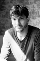 Ashton Kutcher Longsleeve T-shirt #2346246