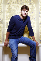 Ashton Kutcher Longsleeve T-shirt #2346247