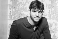 Ashton Kutcher Longsleeve T-shirt #2346253