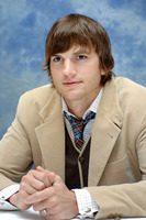 Ashton Kutcher Longsleeve T-shirt #2409226