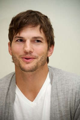 Ashton Kutcher Poster 2430162