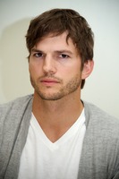 Ashton Kutcher Longsleeve T-shirt #2430164