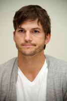 Ashton Kutcher Longsleeve T-shirt #2430165