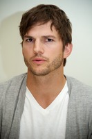 Ashton Kutcher Longsleeve T-shirt #2430167