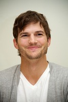 Ashton Kutcher Longsleeve T-shirt #2430170
