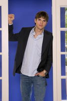 Ashton Kutcher Longsleeve T-shirt #3267230