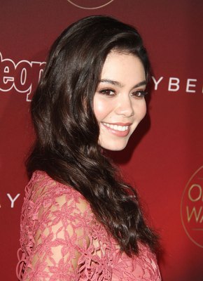 Aulii Cravalho Poster 3018806