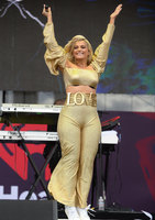 Bebe Rexha Longsleeve T-shirt #2810775